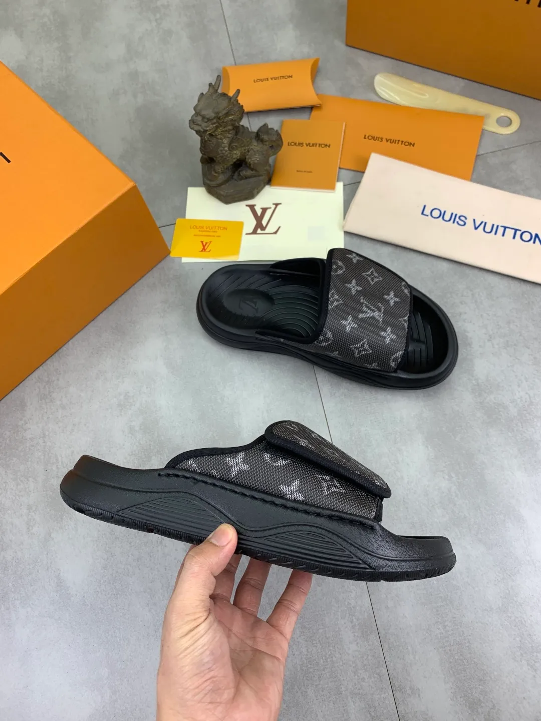 Men's shoes 💰P320💰【New style】🆘 Original quality 【LOUIS VUITTON】The popular Louis Vuitton LV men's slippers on the official website are on sale simultaneously! Original fabric imported from Italy. Original bottom provided by the original factory. Number of yards: 38-44 (customized to 45). Multiple colors to choose from. Fully packaged drawer box.